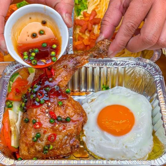 com-ga-sot-tieu-xanh-lon-plus-trung-op-la