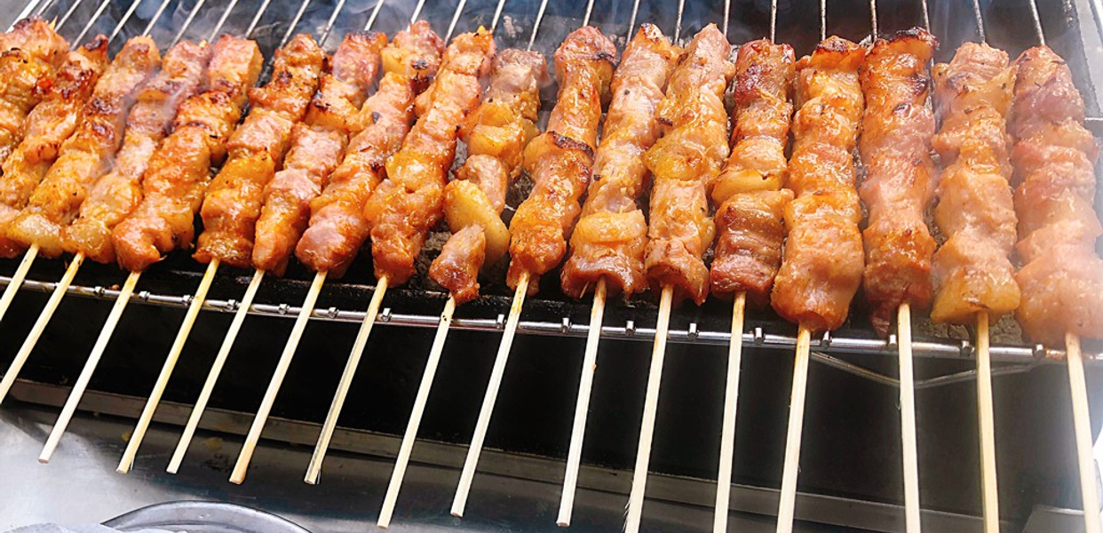 lam-anh-thit-xien-nuong-banh-mi-chua-boc