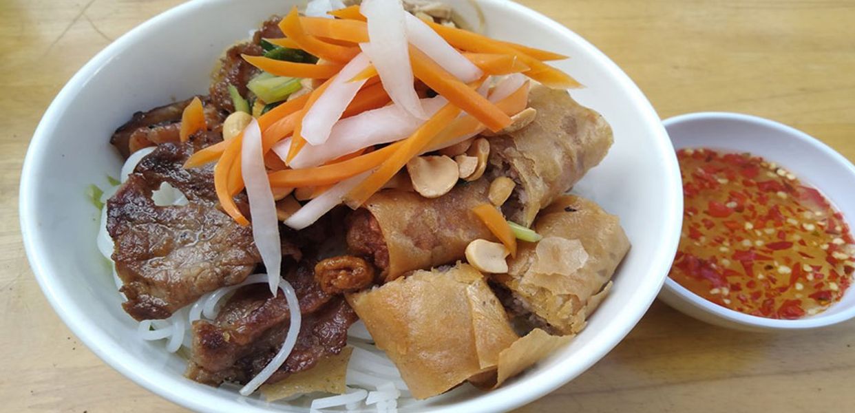 anh-thu-banh-mi-bun-thit-nuong-ton-an