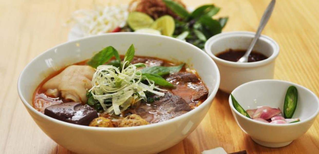 quan-ngon-bun-bo-hue-com-vong