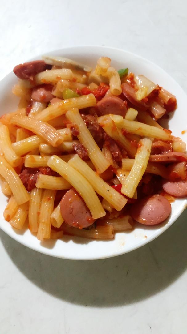 nui-xuc-xich-sot-ca-chua