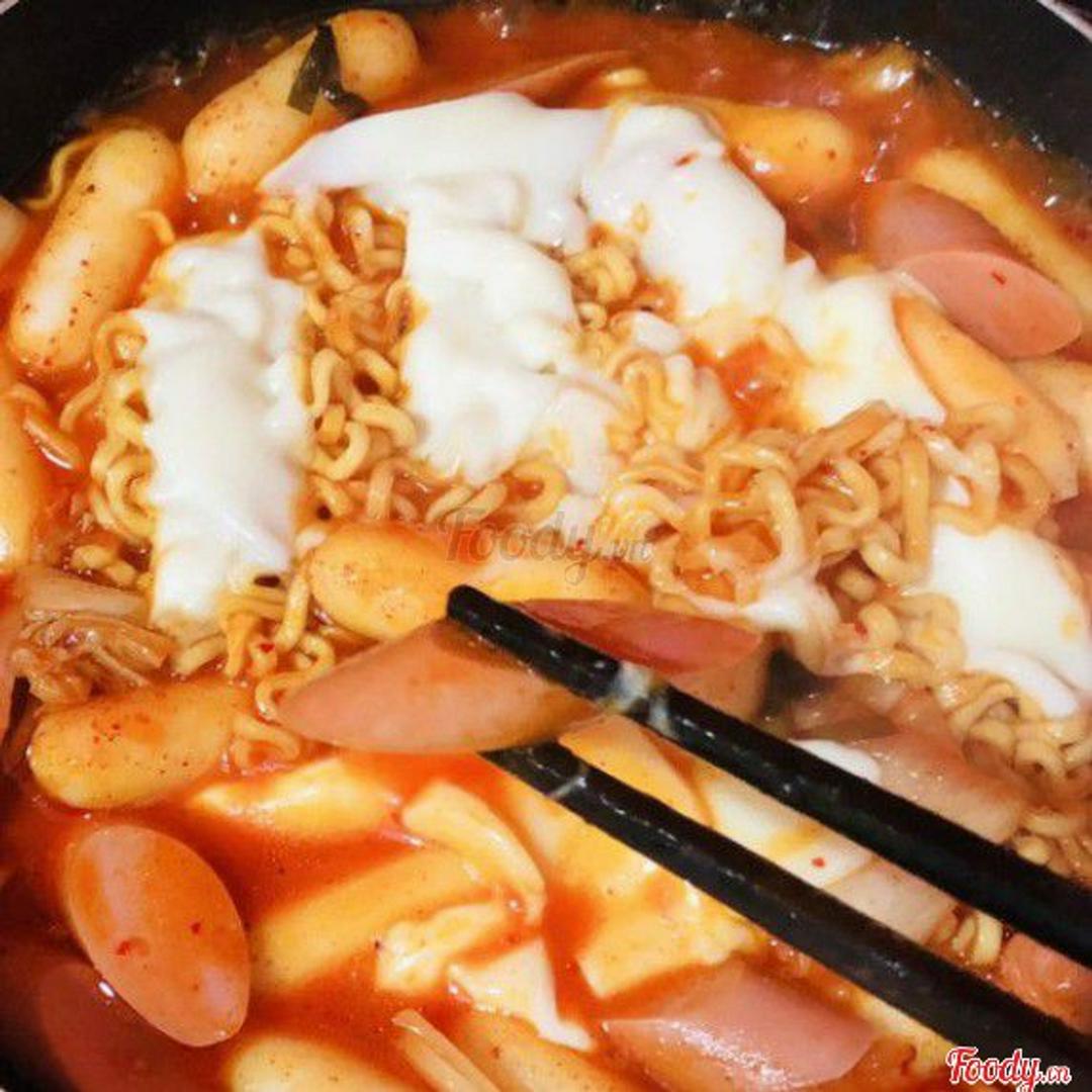 tokbokki-xuc-xich-mi-pho-mai-ut-lo