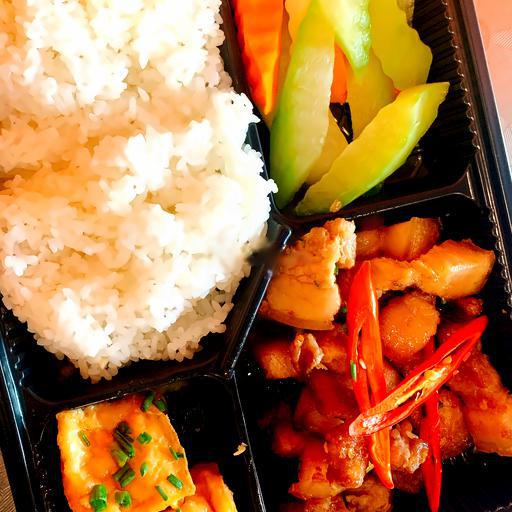 com-thit-rang-chay-canh-au-sot-rau