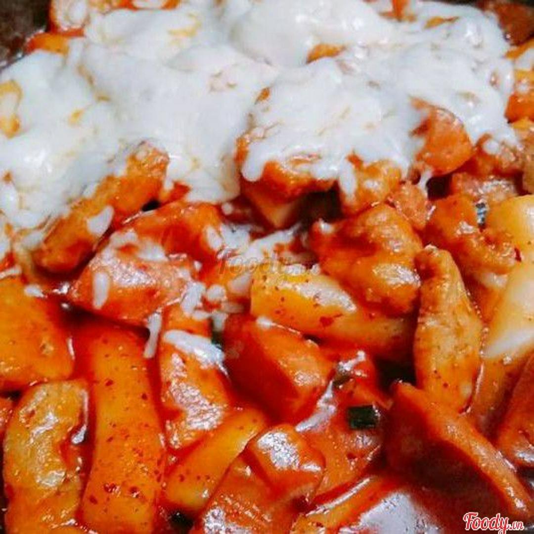 tokbokki-thap-cam-pho-mai-ut-lo-xuc-xich-cha-ca-trung