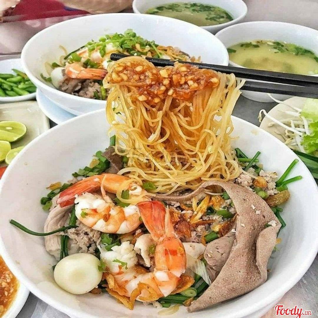 mi-kho-a-bao-gom-hop-dung-cu-an-uong