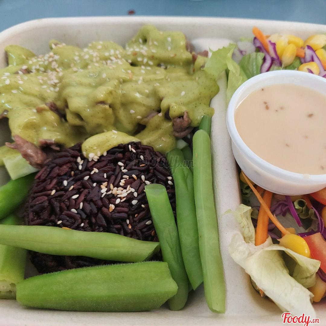 com-gao-lut-bo-sot-pesto-xanh