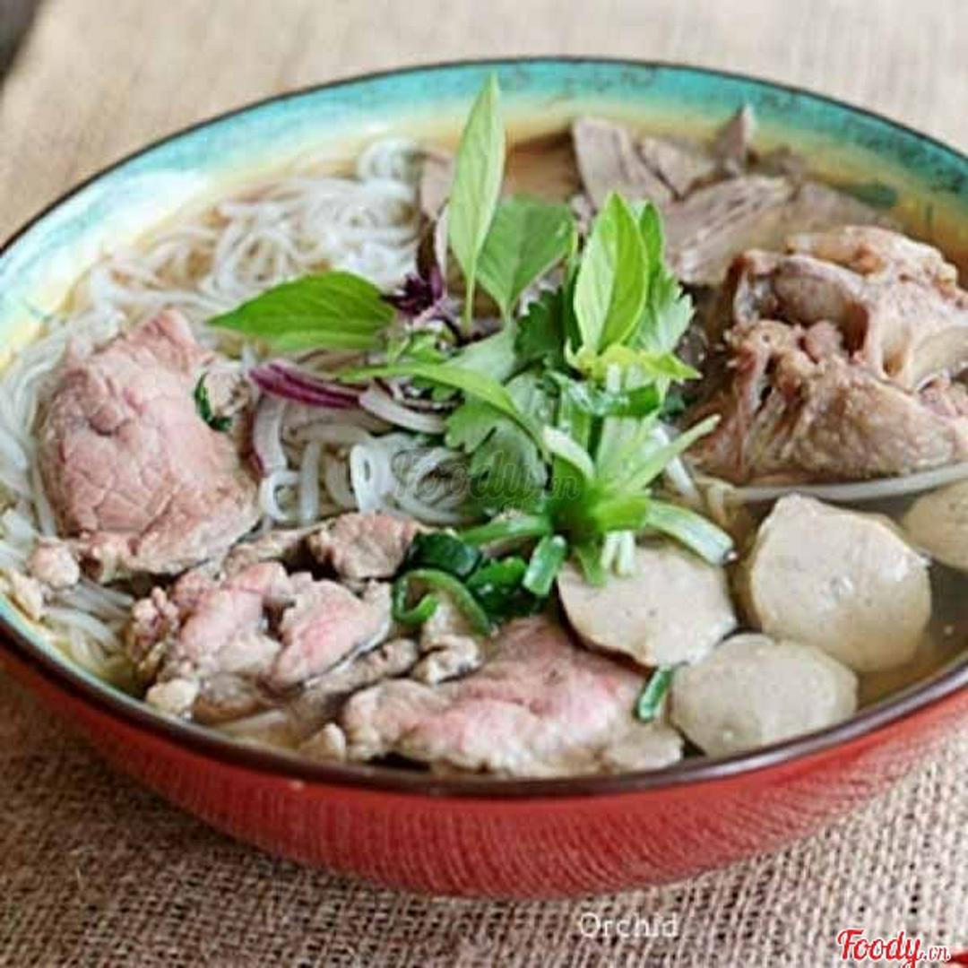 pho-thap-cam-a-bao-gom-hop-dung-cu-an-uong