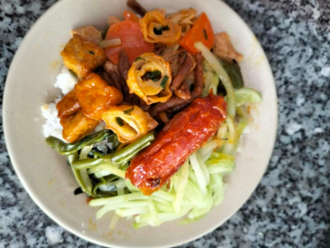 com-thap-cam-xuc-xich