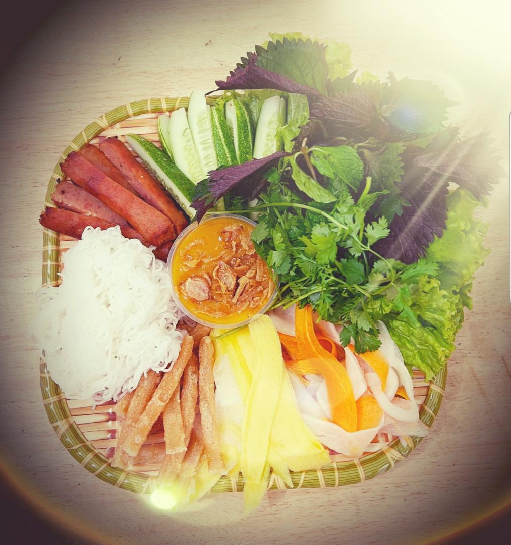 nem-nuong-nha-trang-cuon