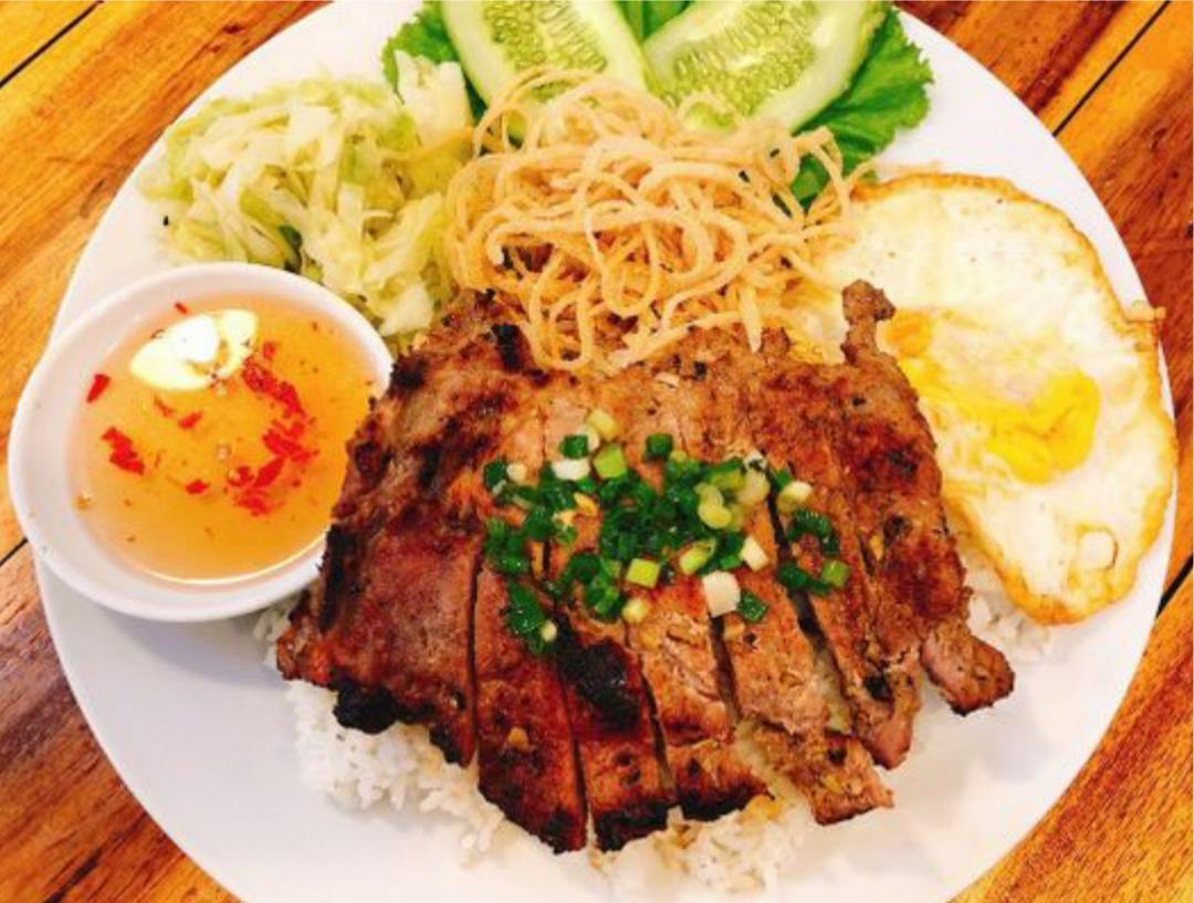 com-tam-suon-trung-ga-opla