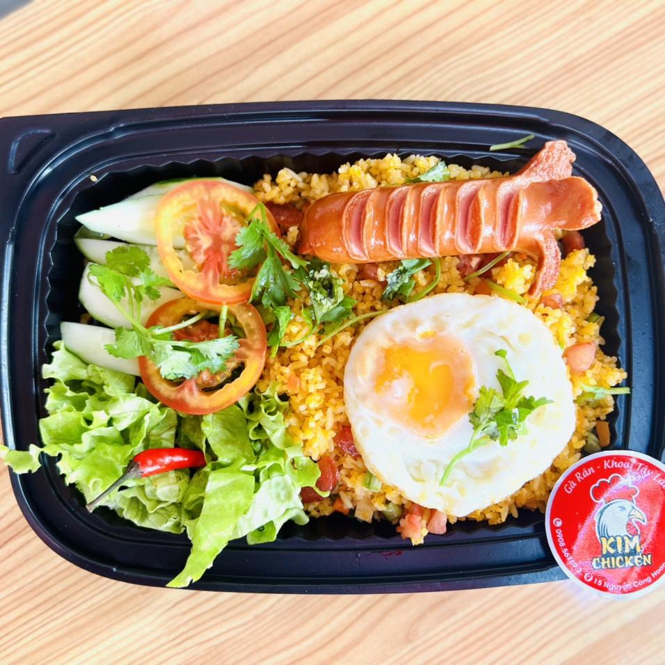 combo-com-chien-duong-chau-trung-op-la-xuc-xich-uc-tang-coca-ly