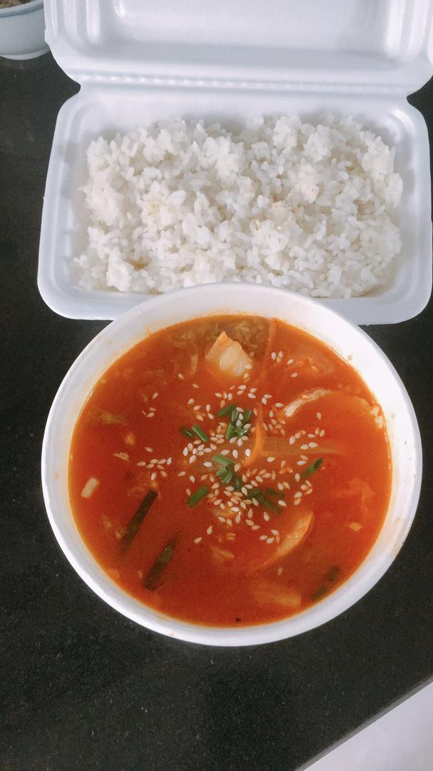 canh-kim-chi-thit-ga-kem-com-trang