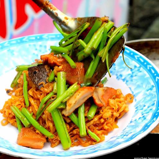 mi-goi-pha-lau-xao-rau-muong-bo-toi