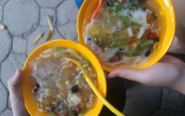 Chè-E4---Cháo-Sườn-Sụn-&-Bánh-Đúc-Nóng