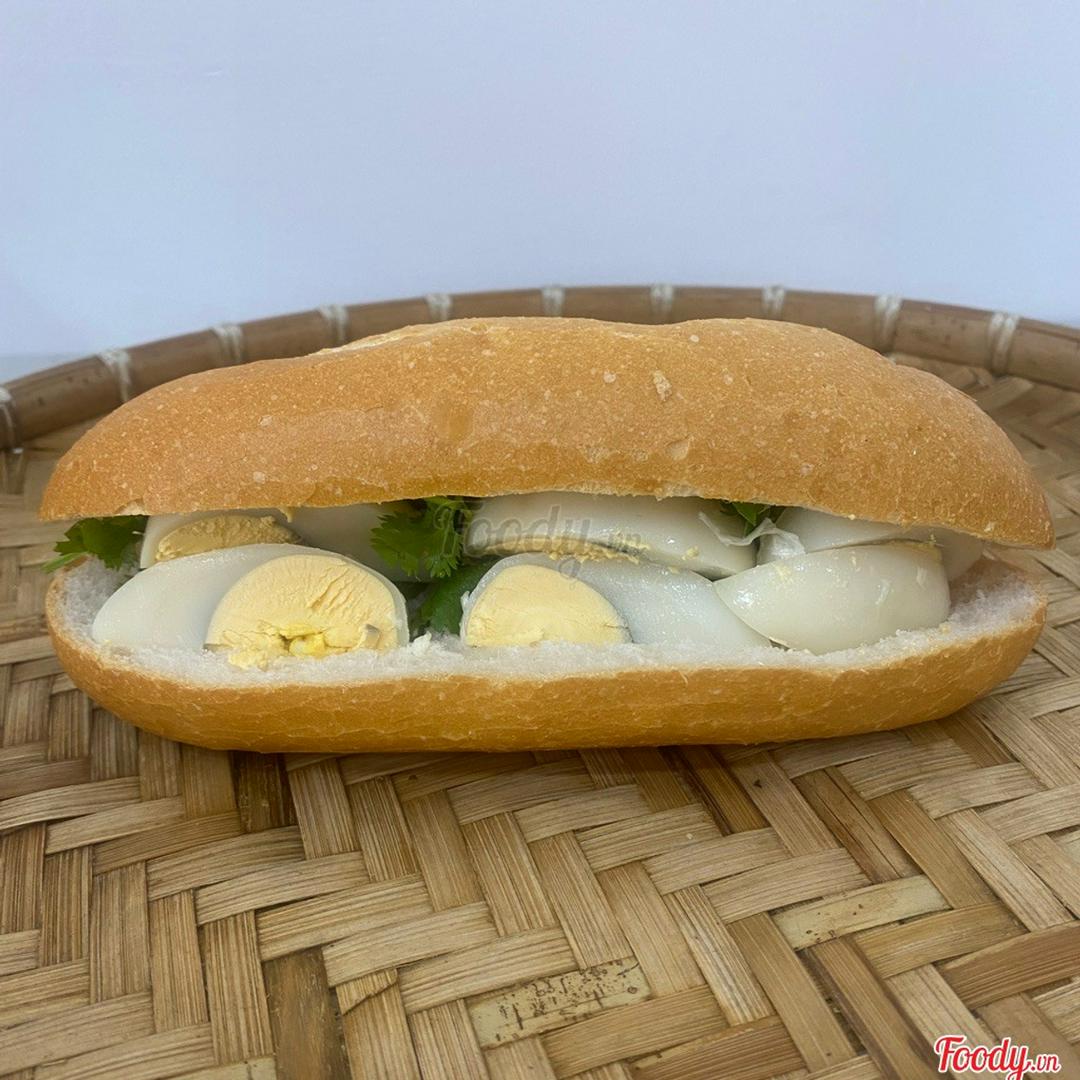 banh-mi-trung-luoc