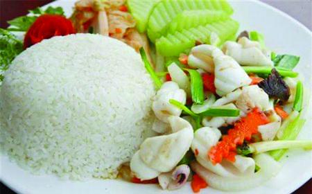 com-nong-hai-san-xao-cu-hanh