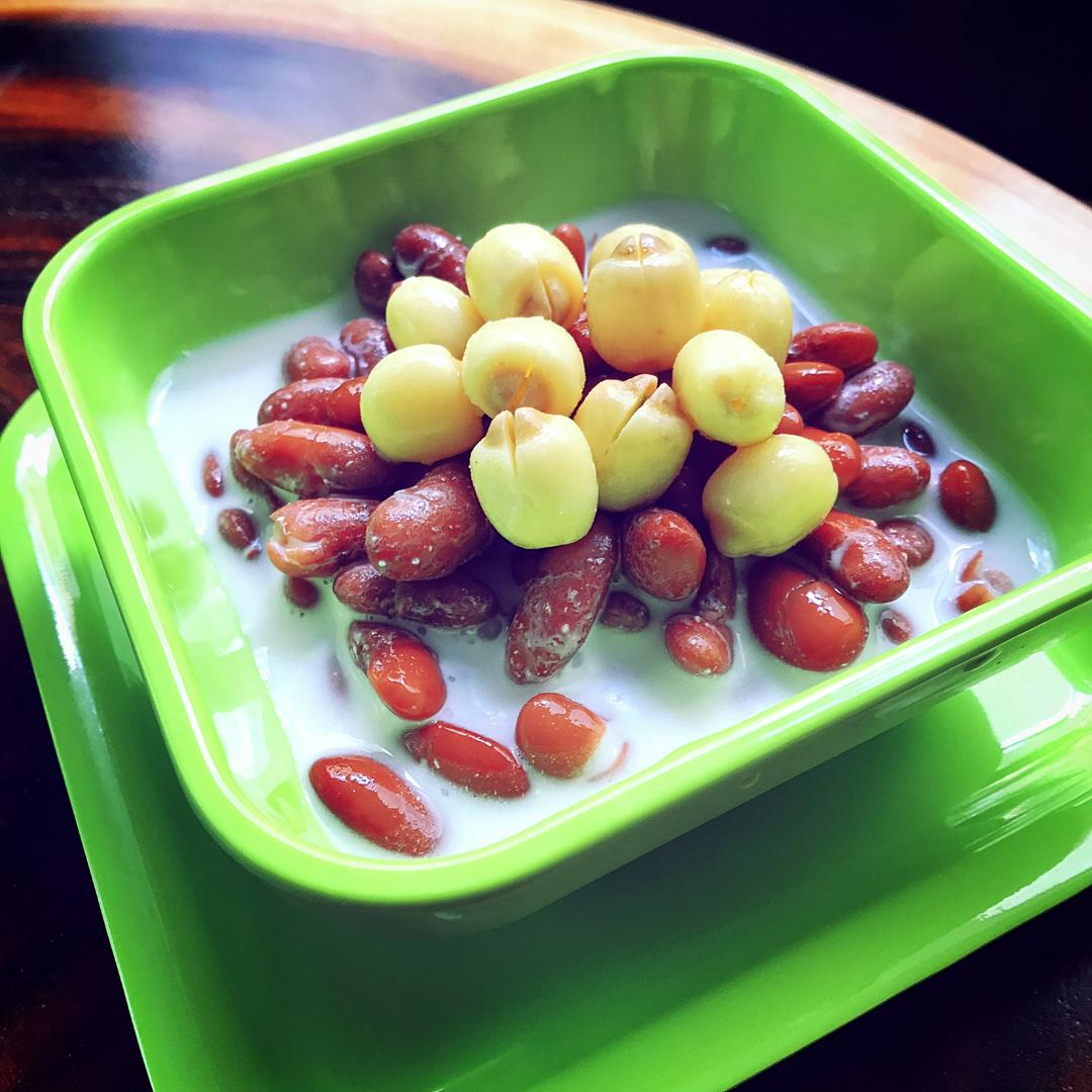 che-au-o-hat-sen-cot-dua