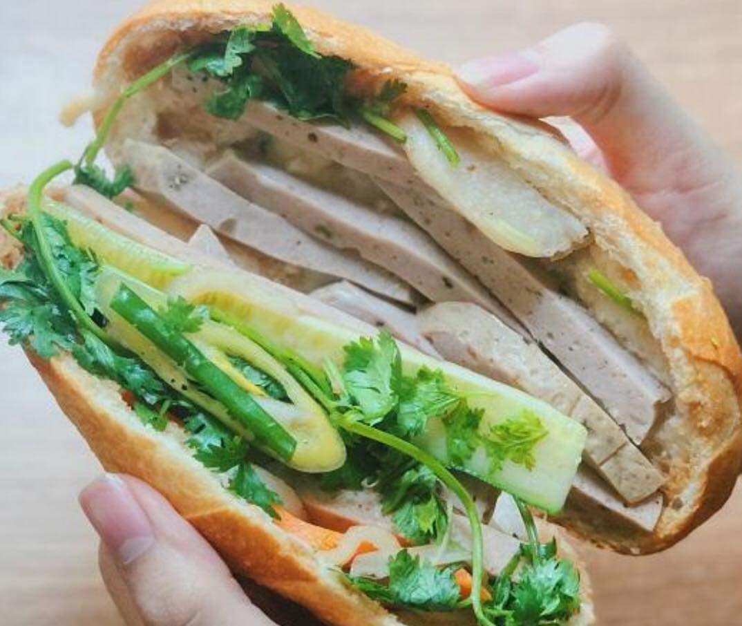 banh-mi-cha-lua-muoi-tieu-ac-biet
