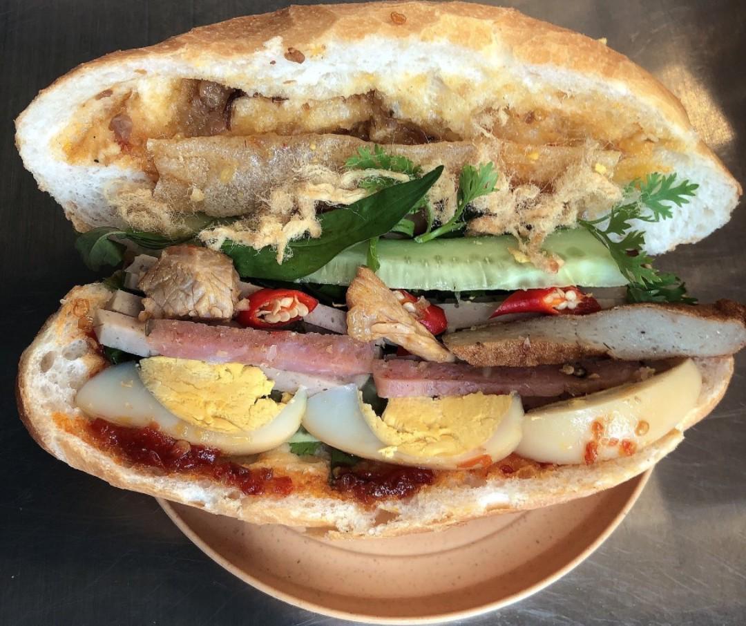 banh-mi-cha-lua-nem-chua