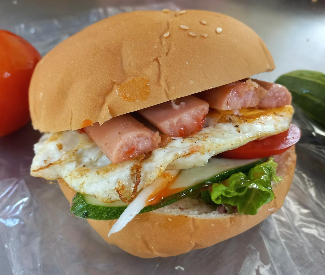 hamburger-xuc-xich-trung