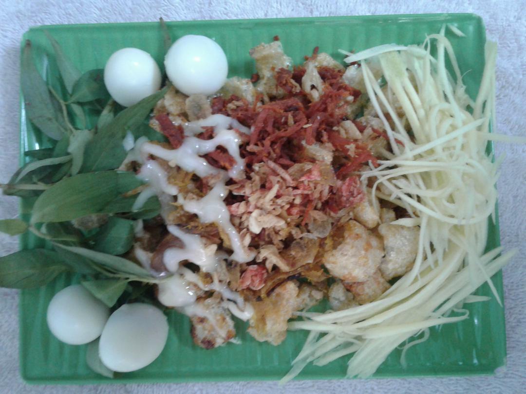 banh-trang-tron-da-heo-chien-gion