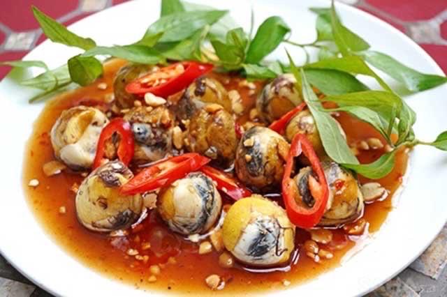 trung-cut-lon-xao-me-dua-cay-10-qua