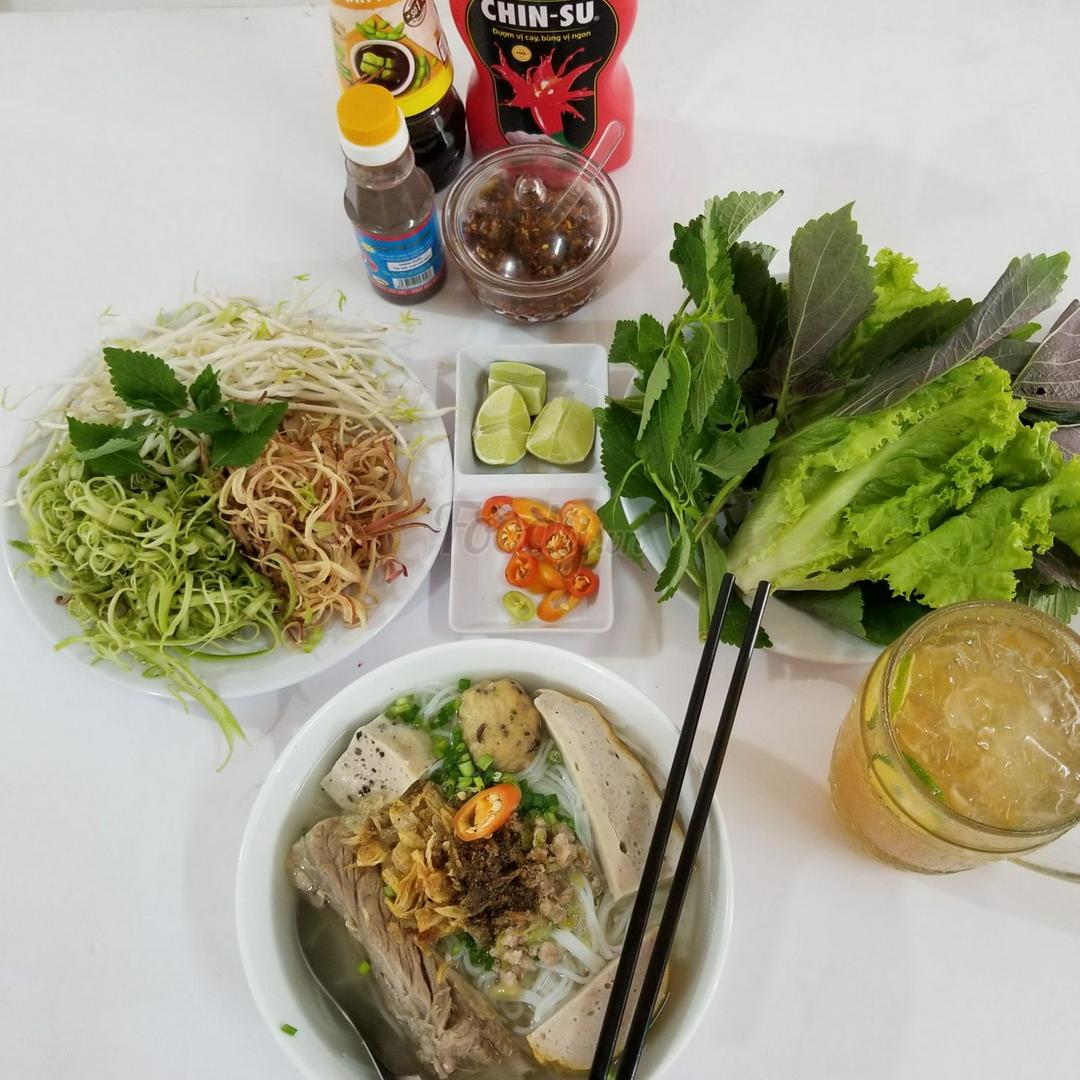 banh-canh-suon-moc