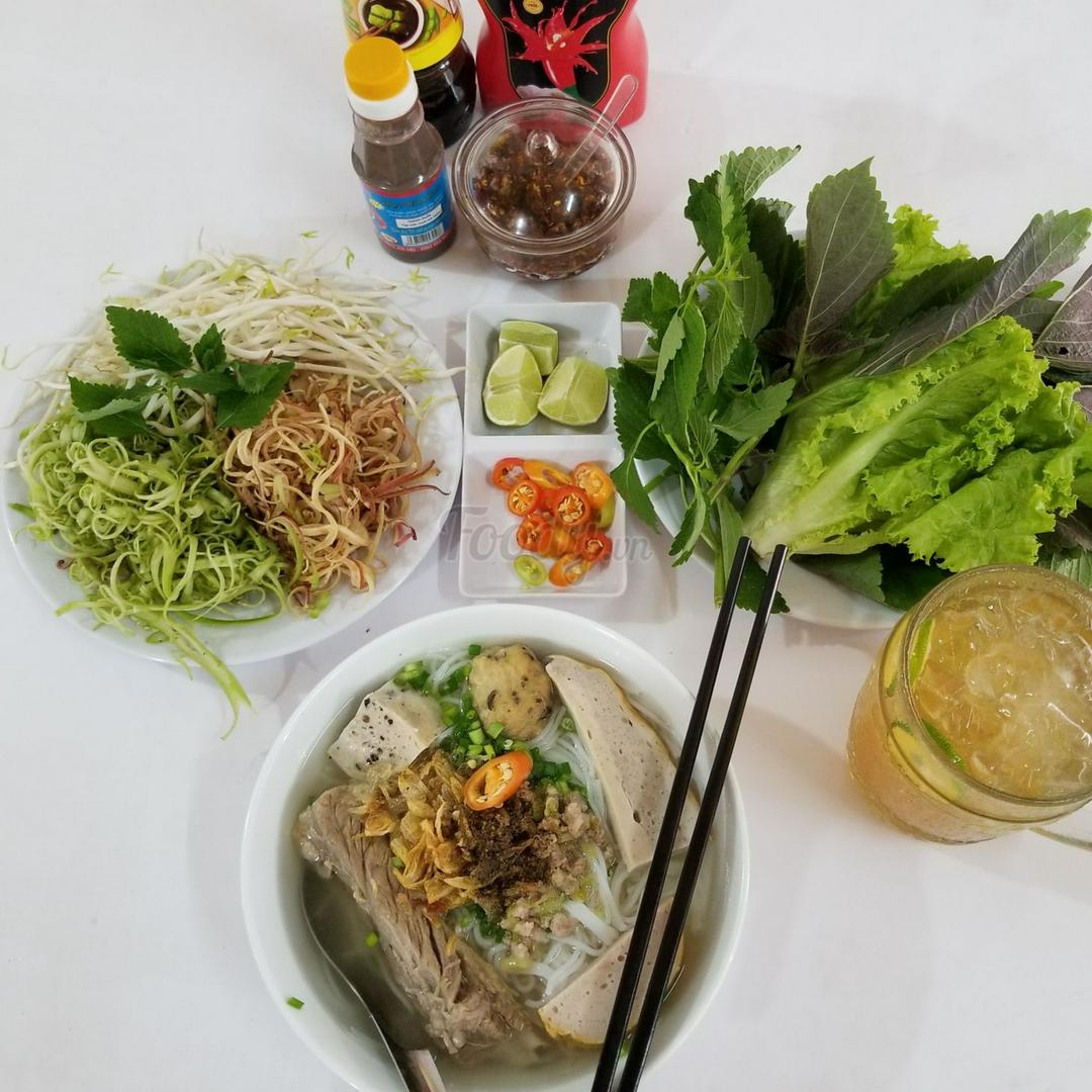 banh-canh-suon-moc-cha