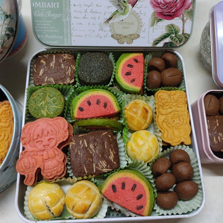 cookie-hop-thiec-hoa-hong-kem-tui-giay-8-vi-banh