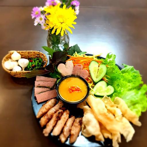 nem-nuong-phan-ac-biet-nem-nuong-nem-chua-banh-trang-chien-rau-song-xoai