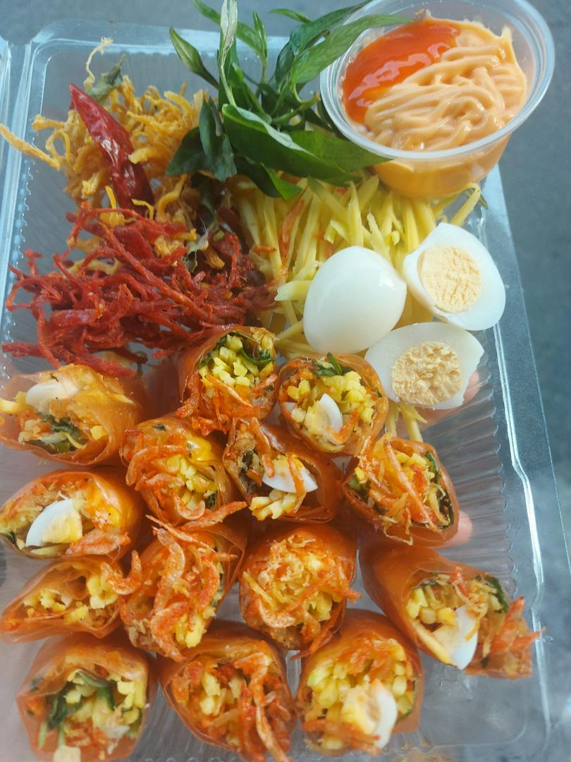 banh-trang-cuon-lon-xot-pho-mai-nhat