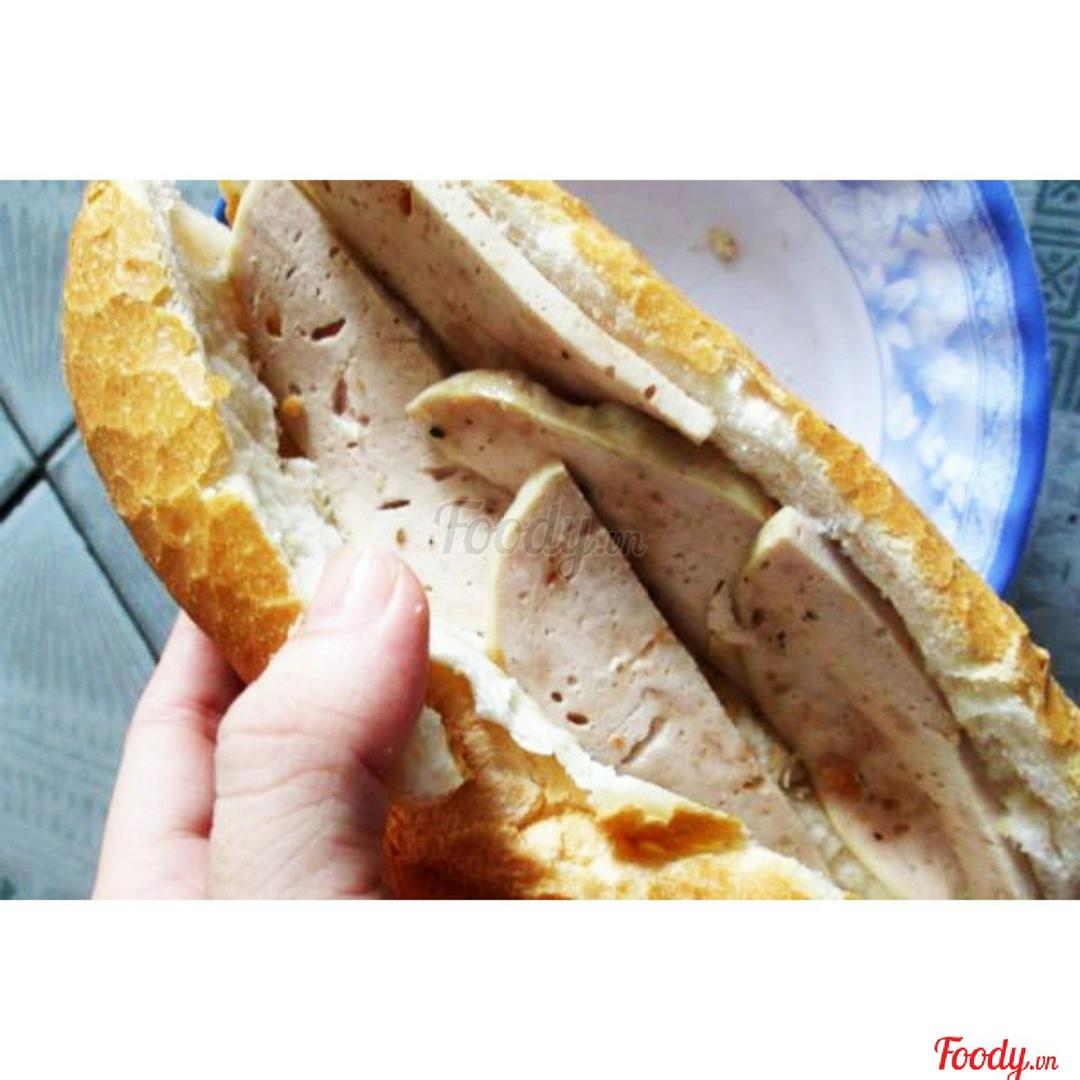 banh-mi-cha-lua-muoi-tieu