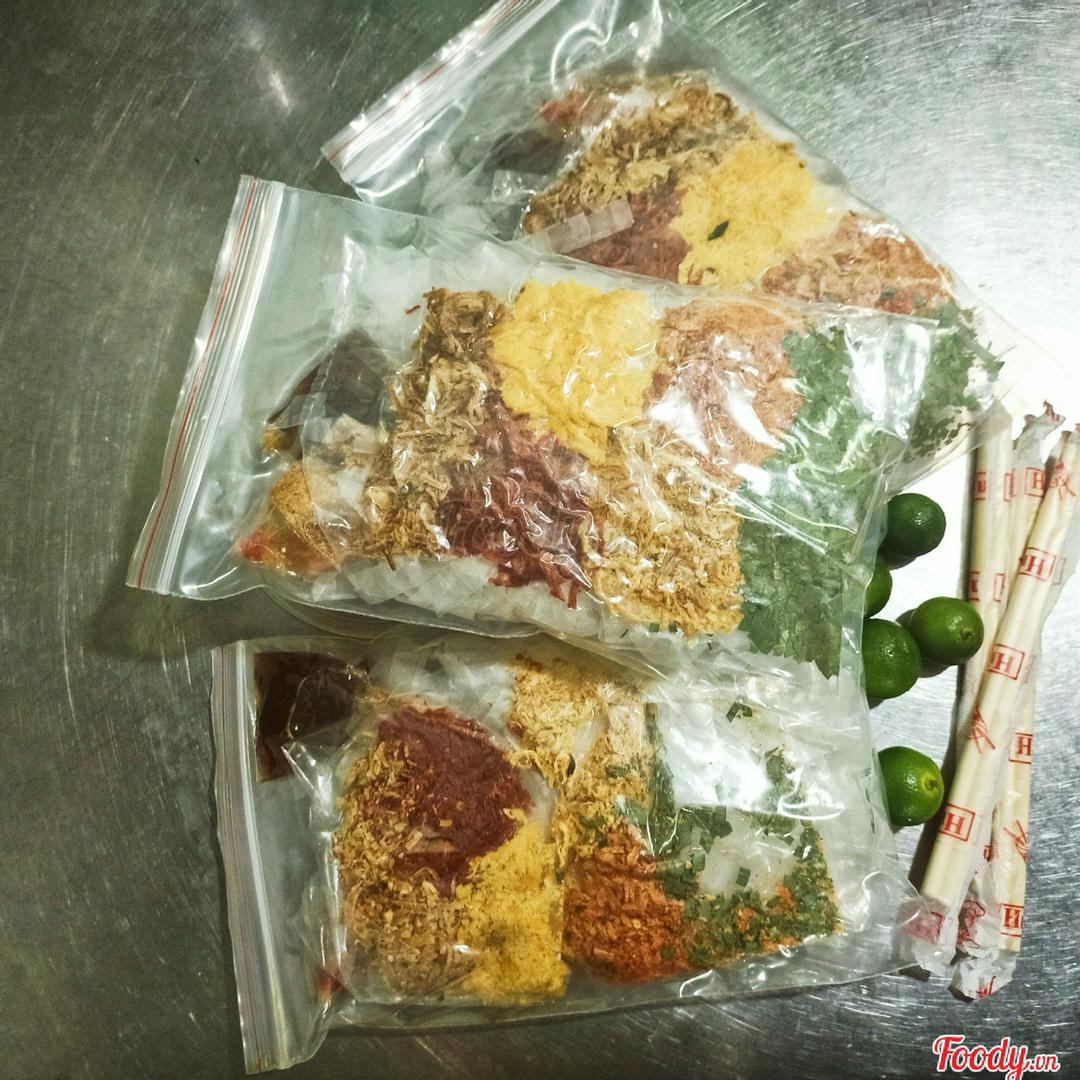 banh-trang-tu-tron-thap-cam-tui-hut-chan-khong