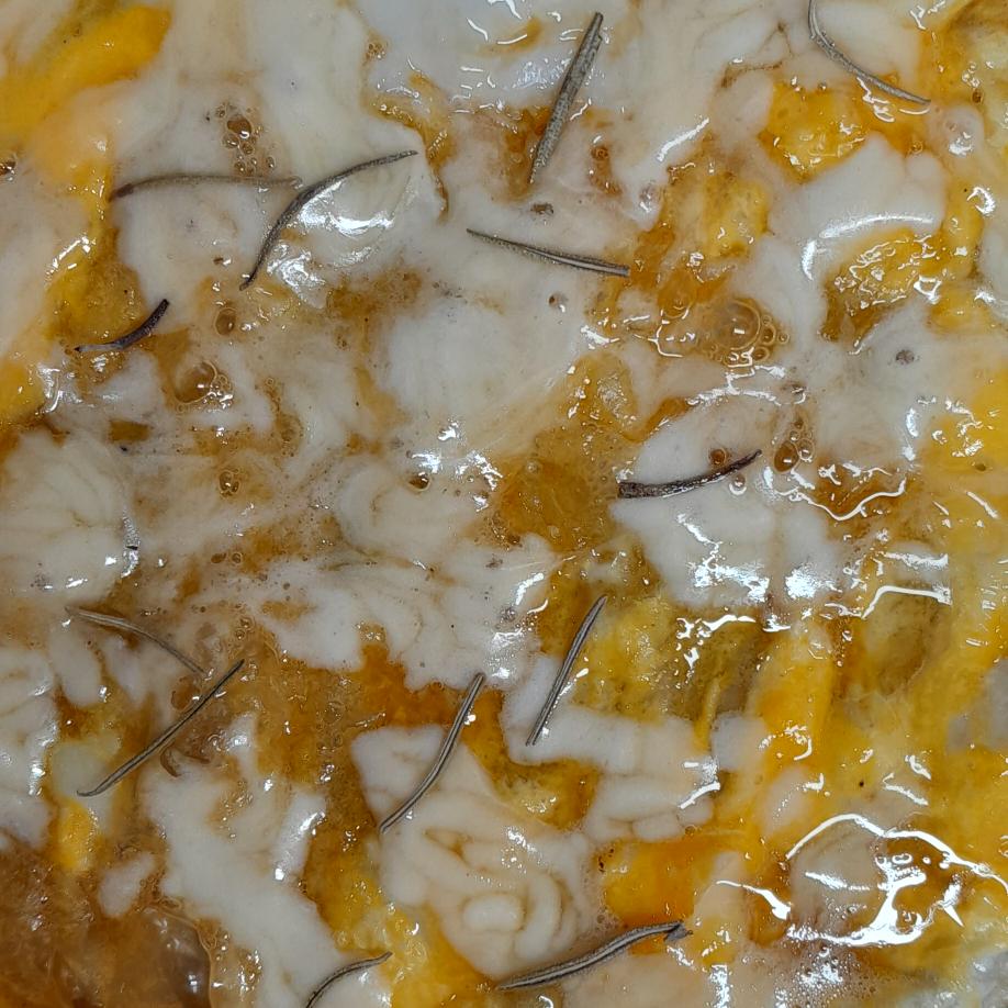 banh-trang-nuong-trung-ga-mat-ong-pho-mai-chay