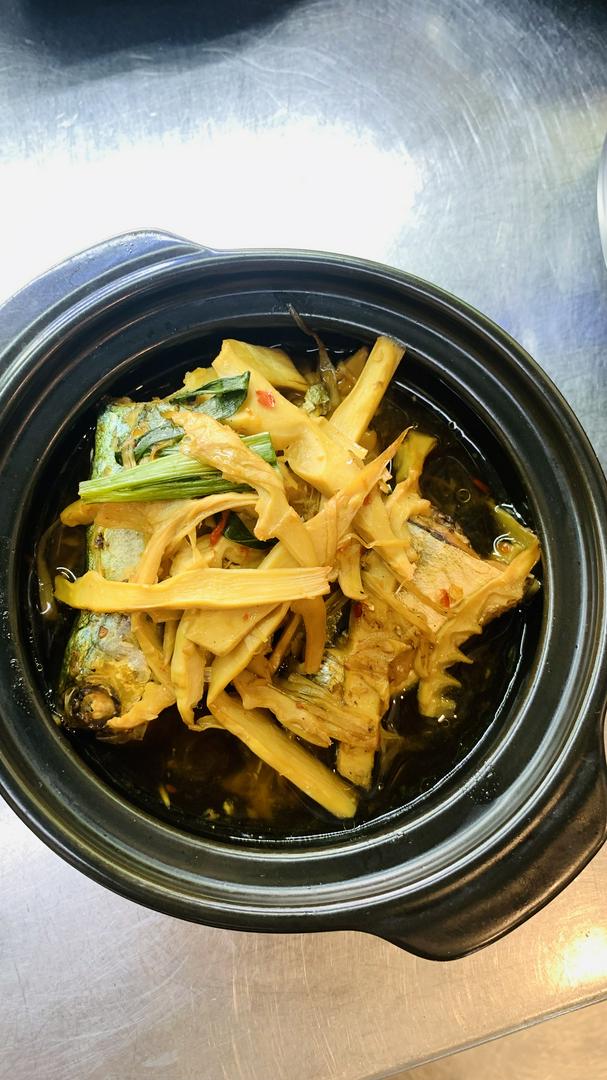 Cơm gà kho sả ớt