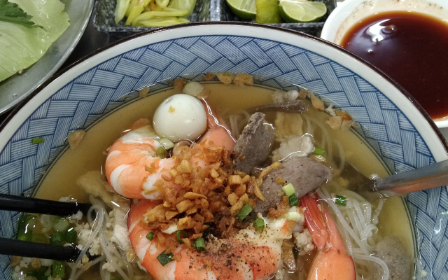 at-thanh-hu-tieu-nam-vang-cach-mang-thang-8