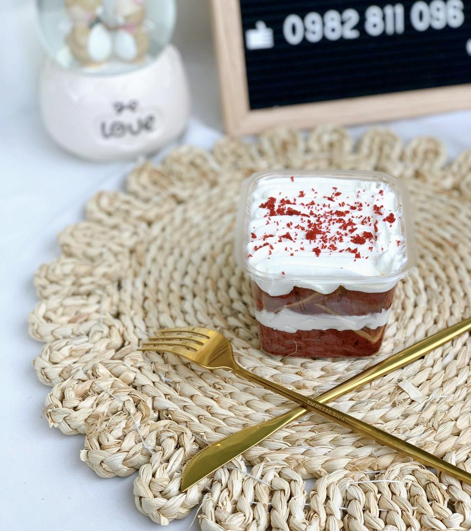 banh-red-velvet-kem-tuoi-dau-tay-hop-vuong