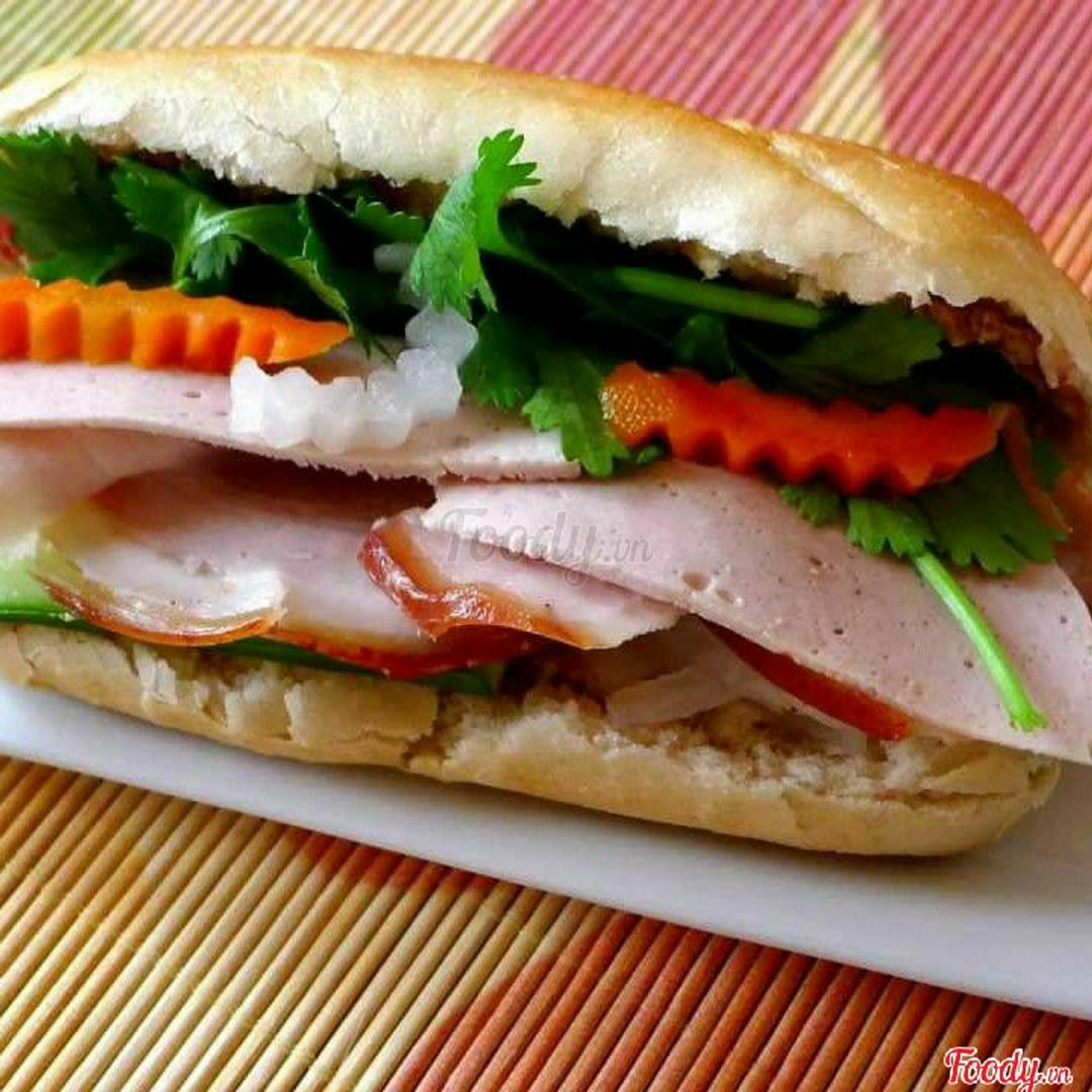 banh-mi-cha-thit-nguoi_size-nho
