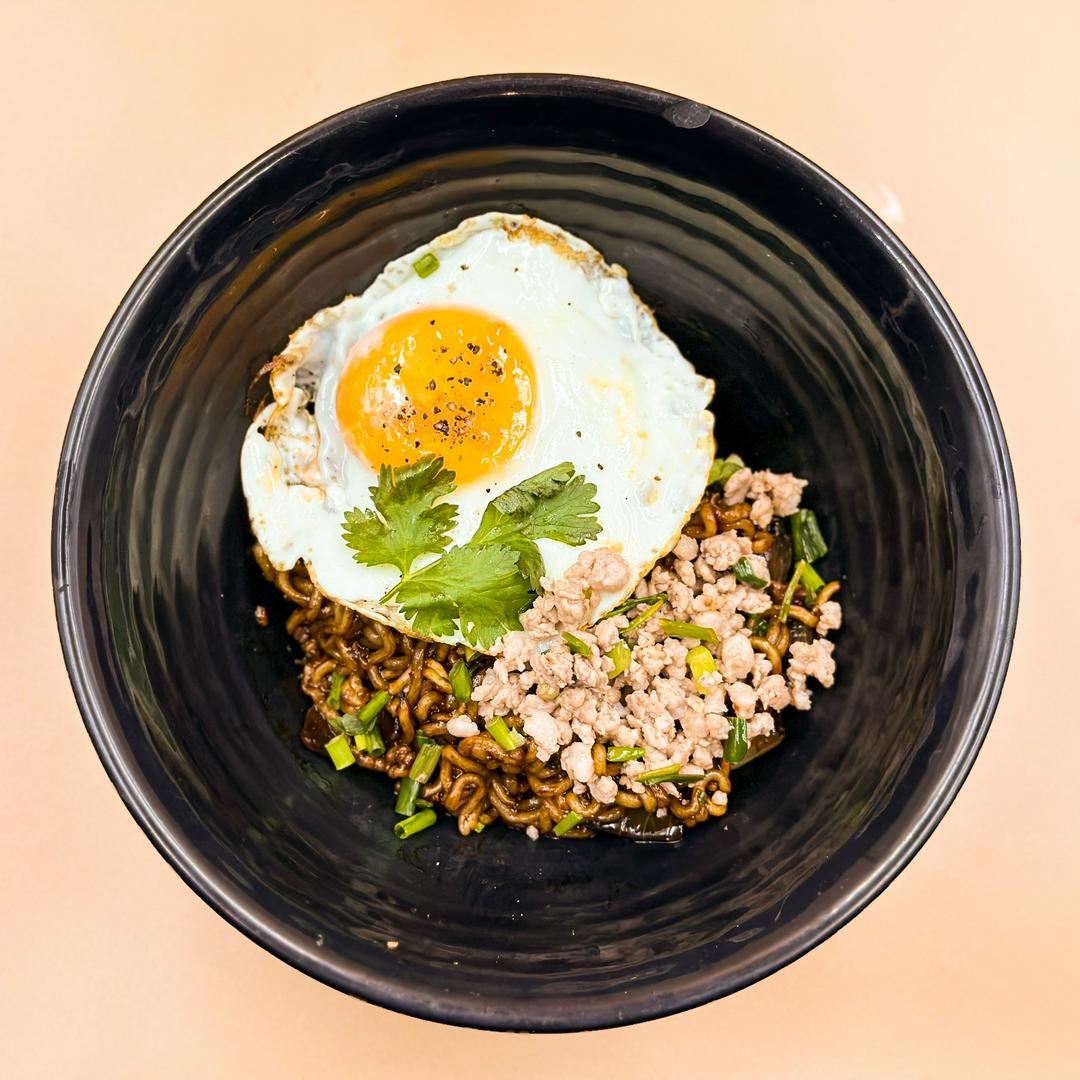 mi-ramen-tuoi-sot-tuong-en-thit-xay-60g-trung-op-la-nk