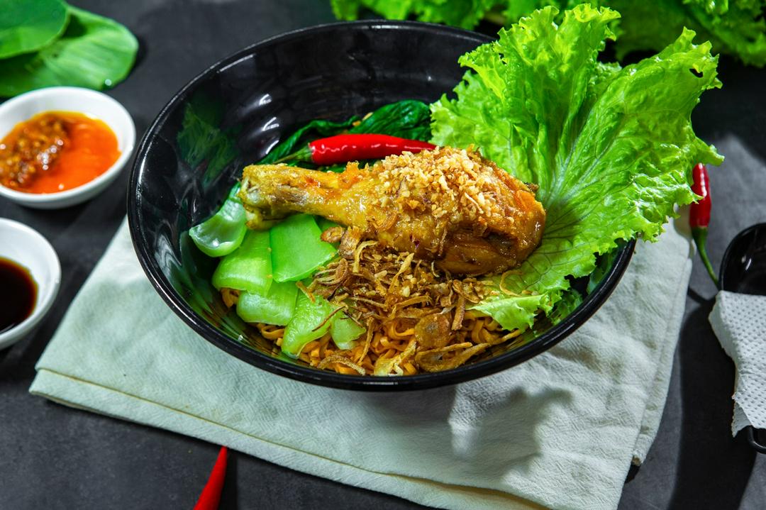 Mì Trộn Gà Giòn Sốt Mắm Tỏi