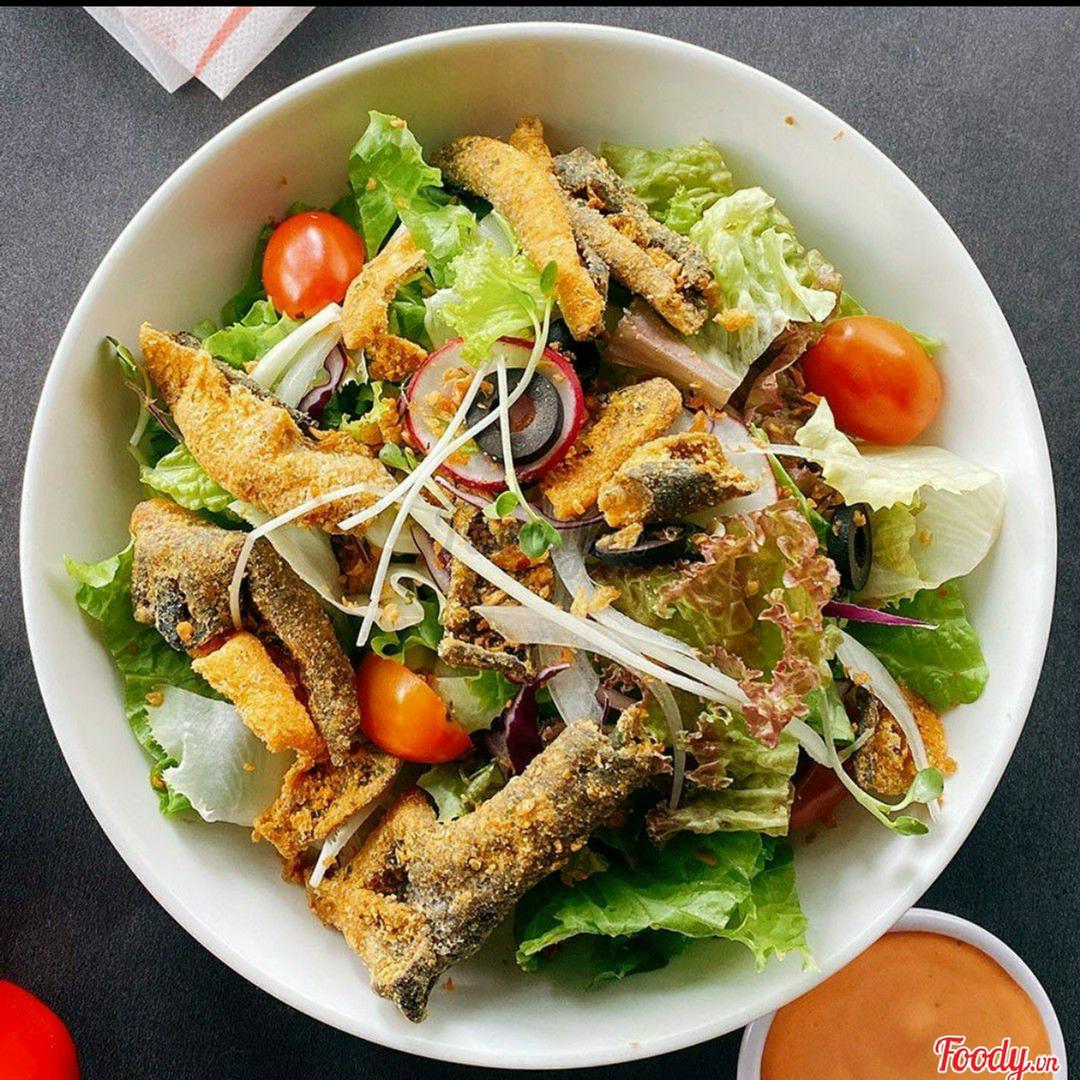 salad-da-ca-hoi-chien-gion-salmon-skin-salad
