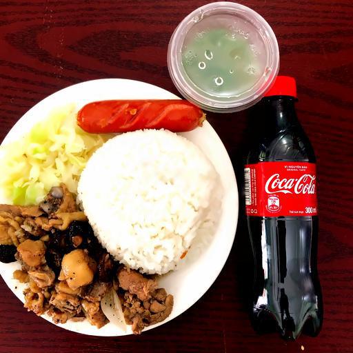 com-ga-sot-nam-xuc-xich-coca-cola