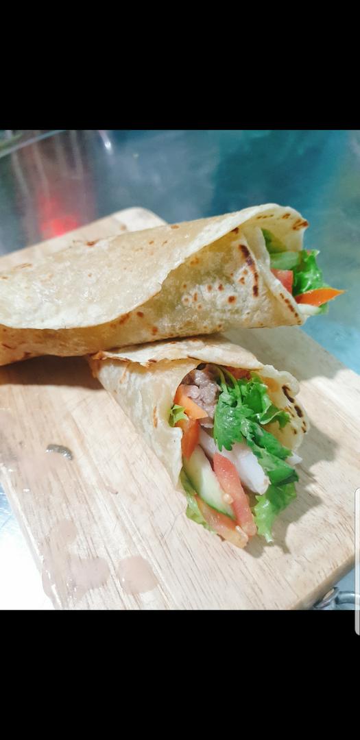 banh-mi-cuon-bo-nuong