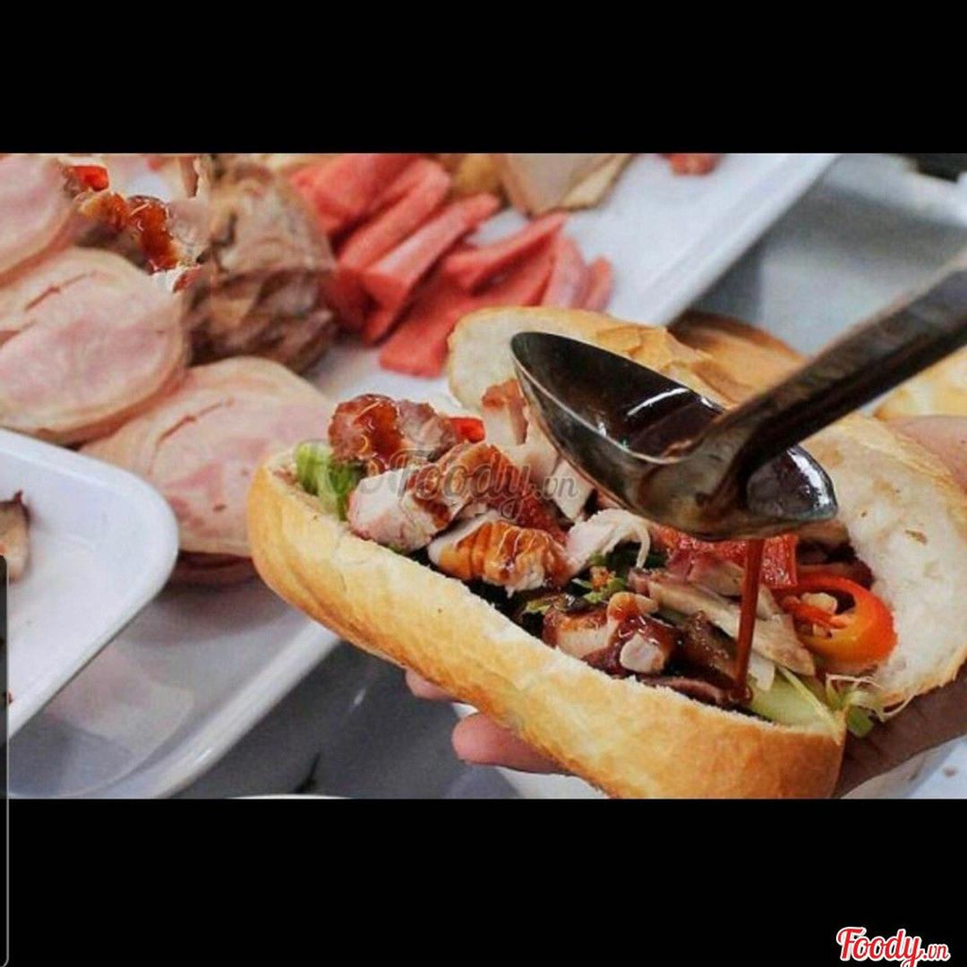 banh-mi-heo-quay-ac-biet