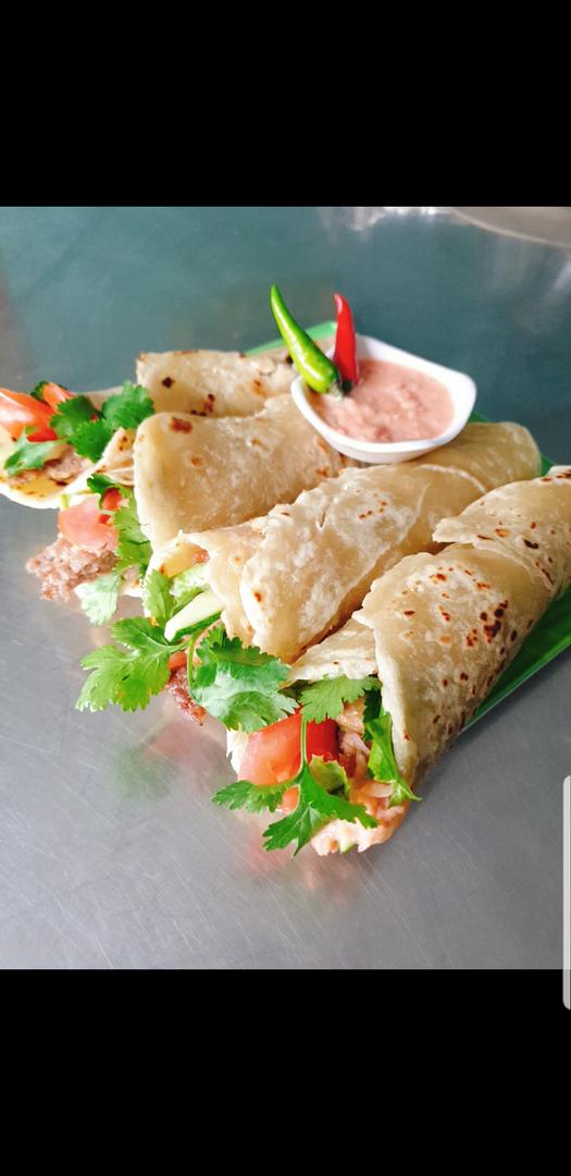 banh-mi-cuon-heo-nuong