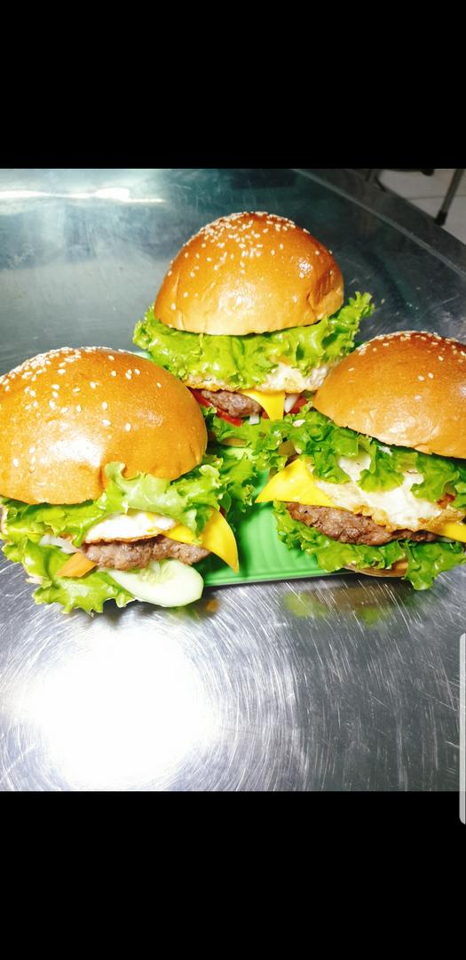 hamburger-bo-pho-mai-trung-sot-bo-ac-biet