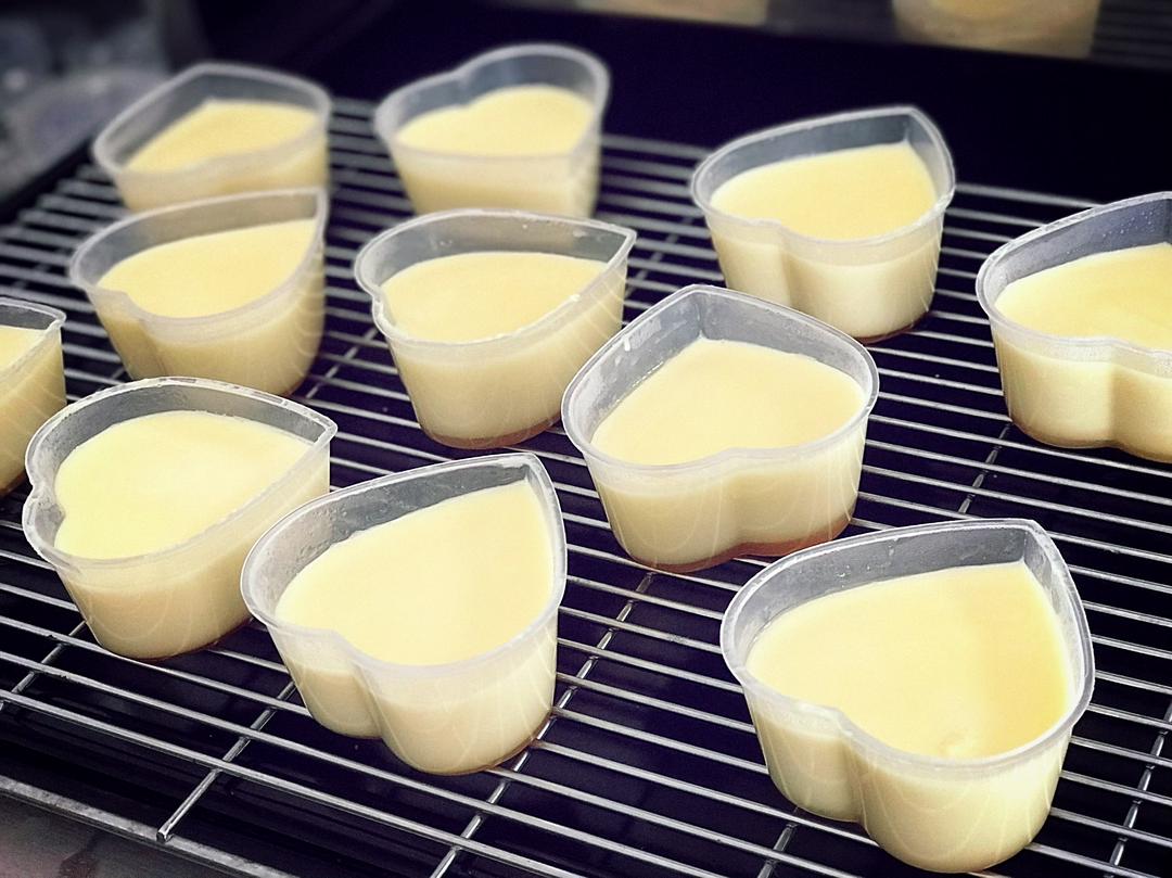 banh-flan-le-gom-hop-nhua