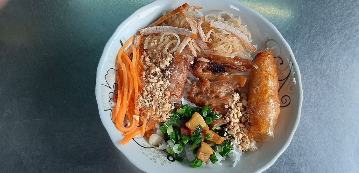 co-hai-bun-thit-nuong-ben-van-on