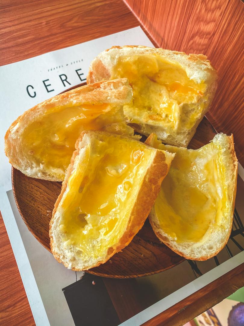 banh-mi-nuong-bo-mat-ong-phan-lon