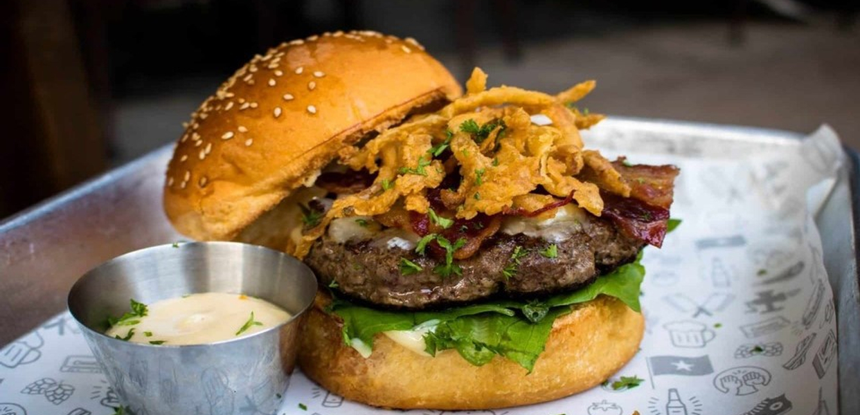 aussie-burger-tayho-australia-traditional-lac-long-quan
